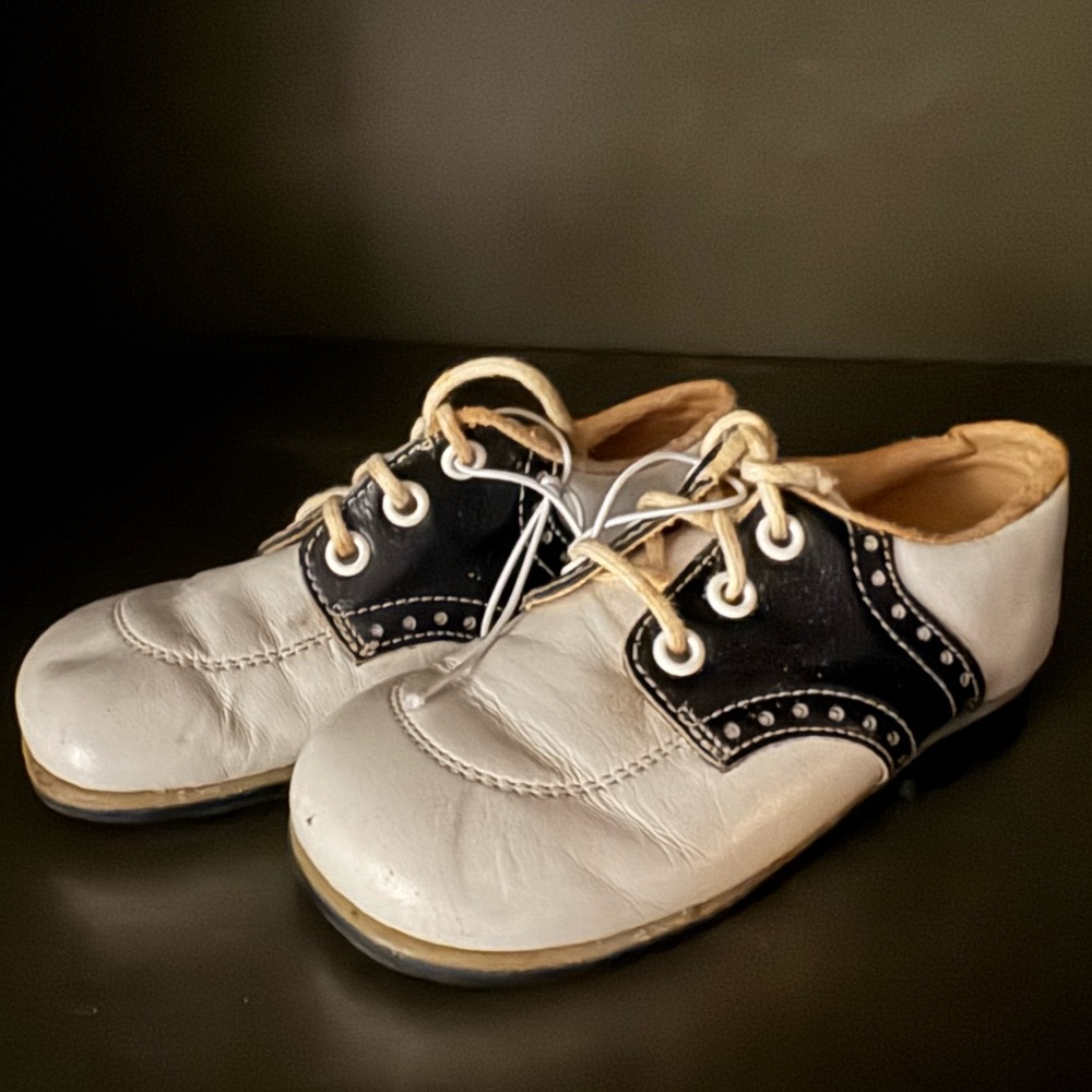 Vintage little Capezio saddle shoes toddler size 5 1/2 navy and white leather